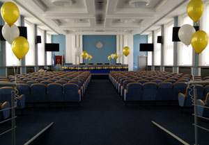 шары с гелием на рядах сидений