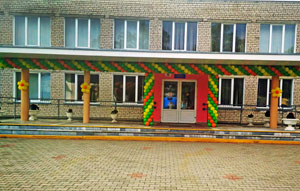 школа украшена шарами