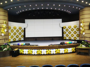 Панно из шаров на сцене