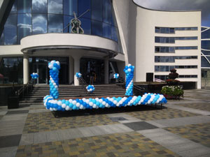 перед филармонией сцена в шарах