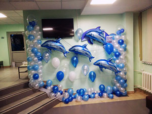 Фотозона с дельфинами из шаров — декоративная композиция