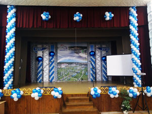 сцена ГЭС украшена шарами