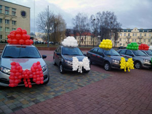 банты из шаров на машинах