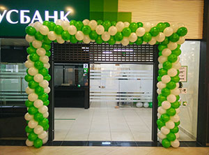 Отделение Беларусбанка украшено шарами