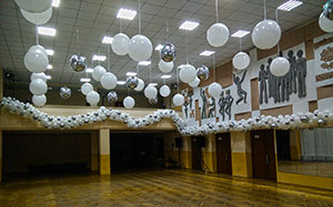 Гирлянда из шаров разнокалиберная белая