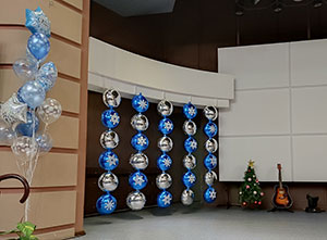 Украшение сцены шарами к Новому году