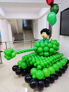 Танк из шаров к 23 февраля