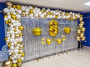 Гирлянда из шаров разнокалиберная на 8 марта