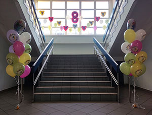 Украшение фойе на 8 марта