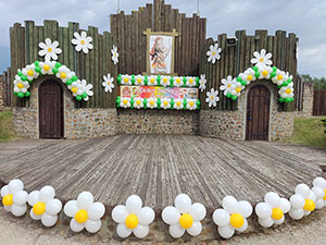 украшение шарами, сцена в Коробчицах