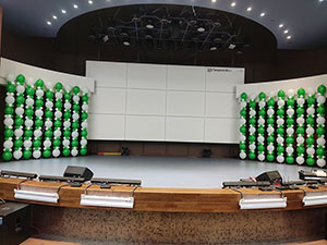 Сцена Гродножилстрой занавески из шаров