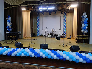 Сцена, гирлянды из шаров