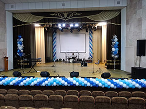 Сцена, гирлянды из шаров