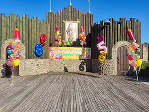 украшение шарами, сцена в Коробчицах