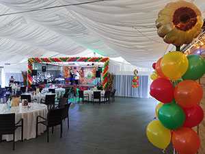 украшение шарами шатра базы отдыха Привал