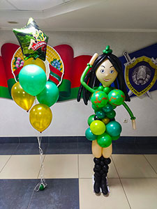 Девушка в форме из шаров