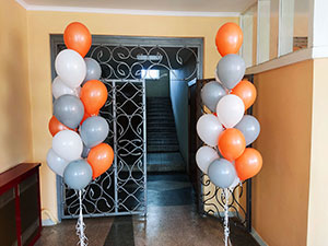 Шары с гелием серые и оранжевые