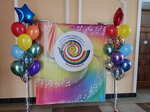 Фотозона "Семь веселковых нот" — шары и декоративный фон