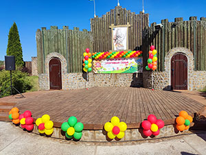 украшение шарами, сцена в Коробчицах