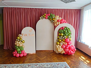 разнокалиберная гирлянда шаров на утренник