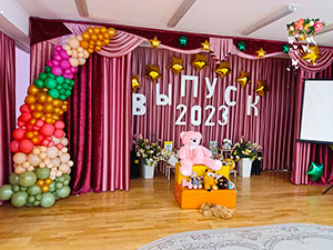 разнокалиберная гирлянда шаров на утренник