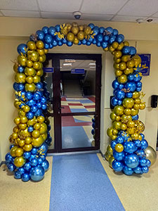 Арка из разнокалиберных шаров