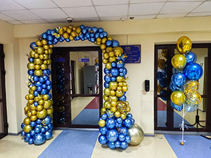 Арка из разнокалиберных шаров с пучком гелиевых