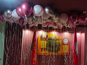 Шары с гелием на потолке