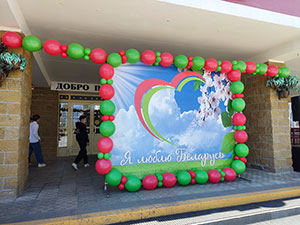 гирлянда из шаров в школе