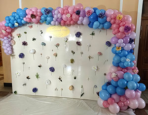 Фотозона с цветами из шаров — декоративная зона для фото