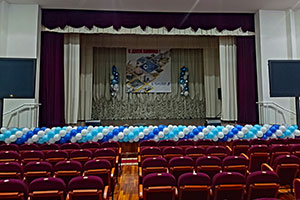 Сцена с гирлядой