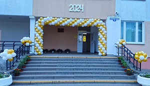 гирлянда из шаров в школе