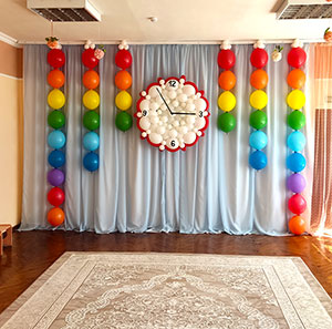 украшение зала на утренник, часики