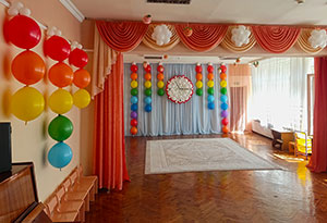 украшение зала на утренник, часики