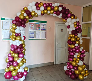 Арка из разнокалиберных шаров
