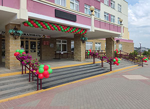 гирлянда из шаров в школе