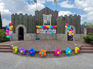 украшение шарами, сцена в Коробчицах