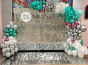 фотозона с пайетками в школе