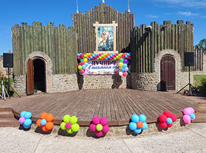 украшение шарами, сцена в Коробчицах