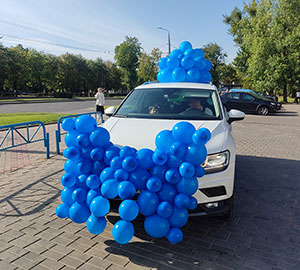 бант из шаров на машине
