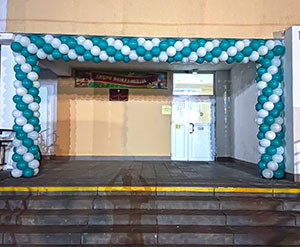 гирлянда аркой из шаров на входе в школе