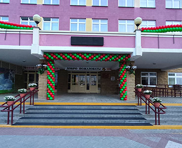 гирлянда из шаров в школе