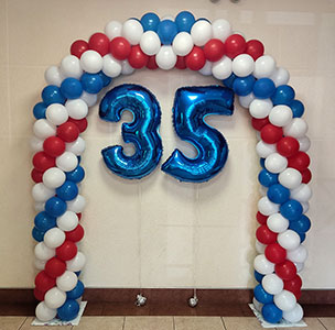 Арка из кросно-сине-белых шаров