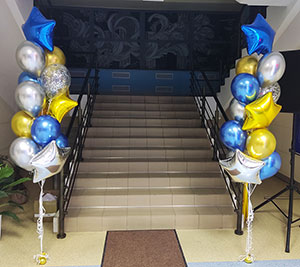 Шары с гелием у лестницы