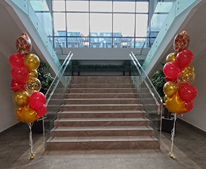 Шары с гелием у лестницы