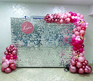 Фотозона на 8 марта из шаров и серебряных пайеток