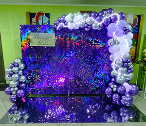 Фотозона на выпускной из шаров и фиолетовых пайеток