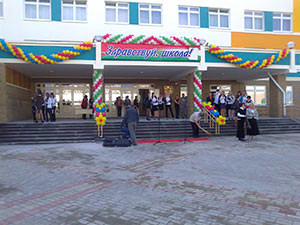 здравствуй школа, украшено шарами