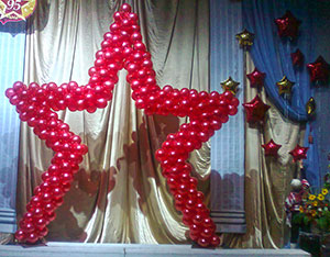 звезда из шаров на сцене