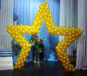 звезда из шаров на сцене